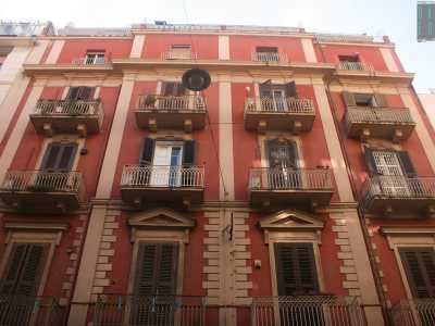 Foto 3. Siamo ora su via Dante, dove all�altezza di via Manzoni ci colpisce una struttura in perfetto stato dal forte e inusuale colore amaranto, di ben cinque piani e con due timpani a decorare i balconi al primo piano 